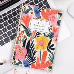 Gras rose jaune motif floral Personnalisé 2025<br><div class="desc">Personnalisez ce planificateur avec votre nom en italique noir encadré par un rectangle blanc,  sur un arrière - plan beige,  un motif audacieux et coloré de fleurs rose,  jaune et orange.</div>