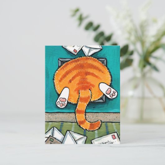 Gras Tabby Chat coincé dans le rabat de chat Carte (Debout devant)