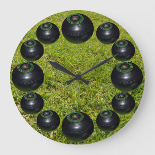 grasfornuizen op groene gras, grote klok