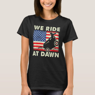 Grasmaaier We rijden bij Dawn Funny Lawn Mowing Ga T-shirt