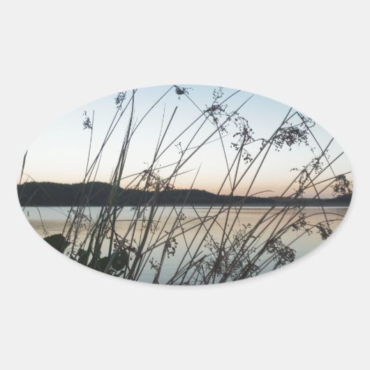 Grassen op het Sunset-meer Ovale Sticker (Voorkant)