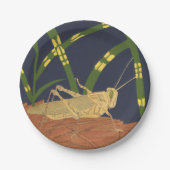 Grasshopping in groene gras op blauwe achtergrond papieren bordje (Voorkant)