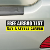Gratis airbagtest - Een beetje dichterbij Bumpersticker (Op auto)