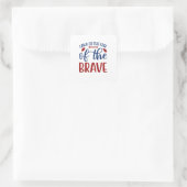 Gratis land door het Brave Red Blue Vierkante Sticker (Tas)