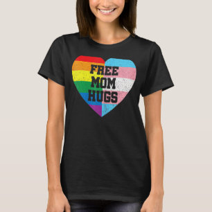 Gratis mama huggen met regenboog en transgendervla t-shirt