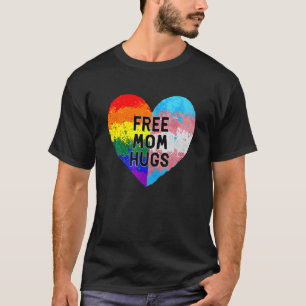 Gratis mama huggen met regenboog en transgendervla t-shirt