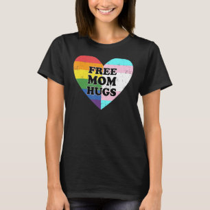 Gratis mama huggen met regenboog en transgendervla t-shirt