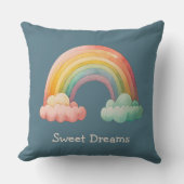 Gratis Speelse Pastel Regenboog in Wolken Kussen (Voorkant)