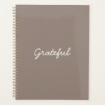 Gratuit beige gris personnalisé script décontracté<br><div class="desc">Grateful beige grige et blanc coutume décontracté écriture manuscrite minimaliste moderne simple élégante gratitude Planificateur. Texte blanc personnalisable sur gris beige uni couleur arrière - plan. Vous pouvez le customiser avec votre nom,  monogramme,  initiales,  année ou texte personnalisé.</div>