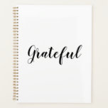 Gratuit noir blanc script personnalisé texte migno<br><div class="desc">Grateful black and white script calligraphie texte moderne mignonne élégante gratitude Planificateur. journal de bien-être, journal de gratitude quotidienne, journal personnel. Texte noir personnalisable sur arrière - plan de couleur unie. Les couleurs sont modifiables. Vous pouvez choisir de le laisser tel quel, ou de le personnaliser avec votre nom, initiales,...</div>