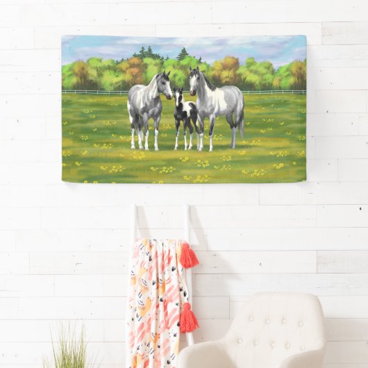 Grauwe dappel verfpaarden in zomerdeeg spandoek (Insitu)