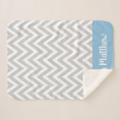 Gray and Blue Chevron Naam Monogramed Sherpa Deken (Voorkant (horizontaal))