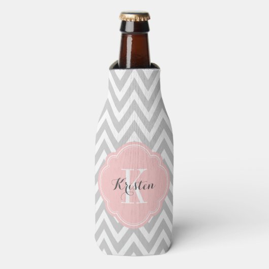 Gray and Pink Chevron Monogram Flesjeskoeler (Fles Voorkant)