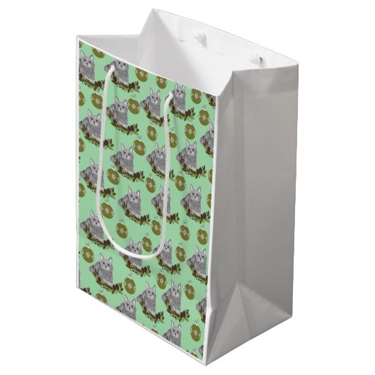Gray Cat Pattern met Green Ornaments Medium Cadeauzakje (Voorkant Gekanteld)
