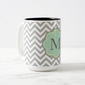 Gray Chevron Monogram Tweekleurige Koffiemok (Voorkant links)