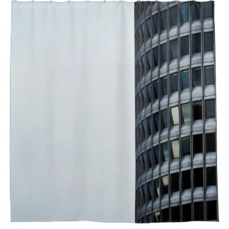 GRAY CONCRETE BOUW ONDER WITTE SKY TIJDENS DAG DOUCHEGORDIJN