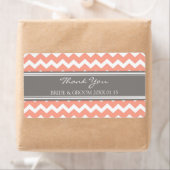 Gray Coral Chevron Étiquettes de mariage (En situation)