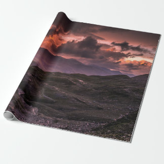GRAY EN ZWARTE MOUNTAINEN ONDER CLOUDY SKY TIJDENS CADEAUPAPIER