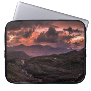 GRAY EN ZWARTE MOUNTAINEN ONDER CLOUDY SKY TIJDENS LAPTOP SLEEVE