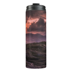 GRAY EN ZWARTE MOUNTAINEN ONDER CLOUDY SKY TIJDENS THERMOSBEKER
