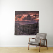 GRAY EN ZWARTE MOUNTAINEN ONDER CLOUDY SKY TIJDENS WANDKLEED (In situ)