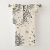 Gray Gold Mandala Pattern Monogram Bad Handdoek (Insitu)