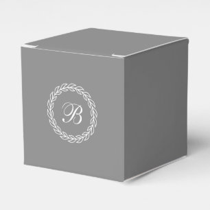 Gray Laurel Wreate met Custom Monogram Bedankdoosjes