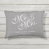 Gray Linen Initiales M. et Mme la Mariage Coussin (Devant)