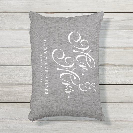Gray Linen Initiales M. et Mme la Mariage Coussin (Devant (Vertical))
