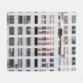 GRAY MULTISTORY BUILDING MET RED ORIENTAL SCRIPT FLEECE DEKEN (Voorkant (Horizontaal))