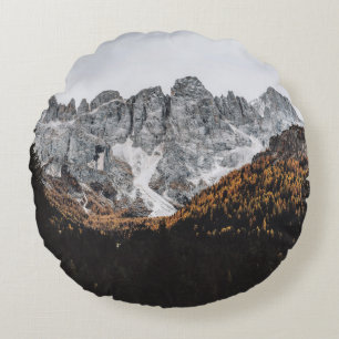 GRAY ROCKY MOUNTAIN MET BOMEN ONDER DAG ROND KUSSEN