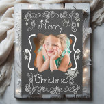 Gray Scrolls Chalkboard Carte photo de vacances<br><div class="desc">Un tableau de bord arrière - plan avec de beaux rouleaux et des étoiles de texte gris et blanc qui dit "Joyeux Noël" sur le devant et "Que tous vos jours soient joyeux et lumineux" sur le dos. Cette belle carte photo de Noël customisée a plusieurs ornements étoiles, un oiseau...</div>
