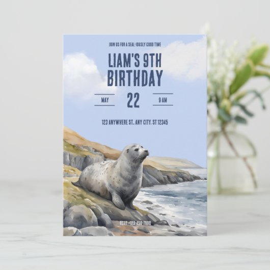 Gray Seal Birthday Invitation (Debout devant)