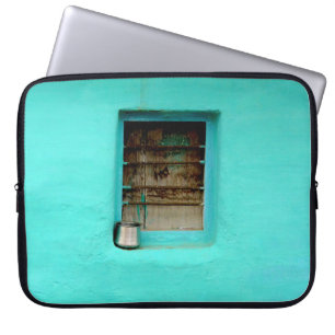 GRAY STEEL CONTAINER OP VENSTER MET BLAUWGROEN AFD LAPTOP SLEEVE