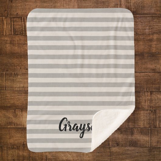 Gray Stripes Naam Monogram | Moderne bosbouw Sherpa Deken