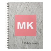 Gray Wall Roze Monogrammen Professional Modern Notitieboek (Voorkant)