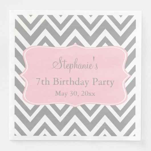 Gray, White en Pastel Pink Chevron Birthday Servetten (Voorkant)
