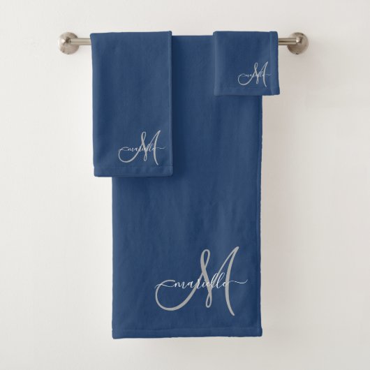 Gray White Monogram Navy Blue Bad Handdoek (Insitu)