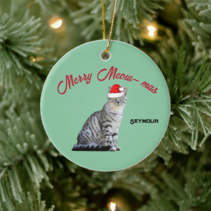 Gray White Striped Cat met een Santa Hat Keramisch Ornament