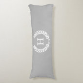 Gray White Wheat Laurel Wreated Initiaal Monogram Lichaamskussen (Voorkant Verticaal)