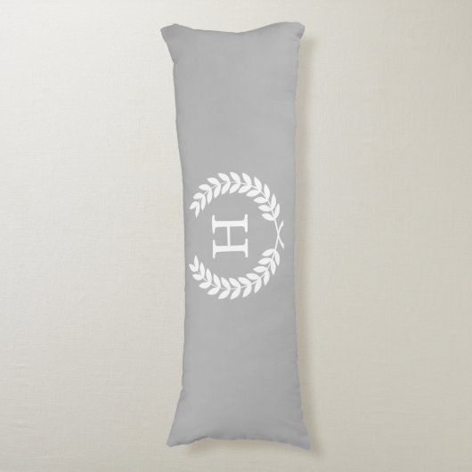 Gray White Wheat Laurel Wreated Initiaal Monogram Lichaamskussen (Voorkant Verticaal)