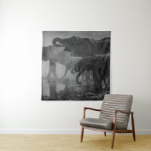 GRAYSCALE FOTO VAN ELEPHANTS DRINK WATER WANDKLEED (In situ)