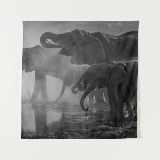 GRAYSCALE FOTO VAN ELEPHANTS DRINK WATER WANDKLEED (Voorkant)
