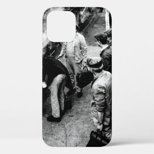 GRAYSCALE FOTO VAN MANNEN MET BESIDE 60163 TREIN iPhone 12 HOESJE