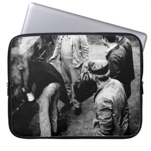 GRAYSCALE FOTO VAN MANNEN MET BESIDE 60163 TREIN LAPTOP SLEEVE