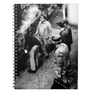 GRAYSCALE FOTO VAN MANNEN MET BESIDE 60163 TREIN NOTITIEBOEK