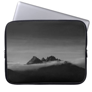 GRAYSCALE FOTO VAN MOUNTAIN DIE IS BEDEKT MET CLOU LAPTOP SLEEVE