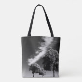 GRAYSCALE FOTO VAN PERSOON OP DE WEG TUSSEN BOMEN DRAAGTAS (Achterkant)