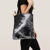 GRAYSCALE FOTO VAN PERSOON OP DE WEG TUSSEN BOMEN DRAAGTAS (Dichtbij)