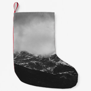 GRAYSCALE FOTO VAN SNEEUWGEDEKTE MOUNTAINE KLEINE KERSTSOK